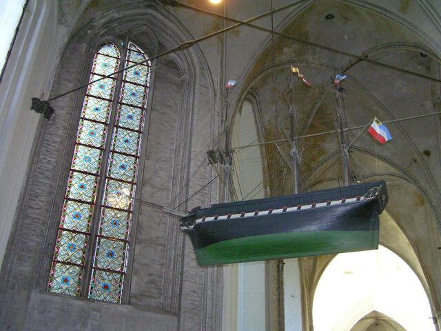 ..das übliche Schiff in den Kirchen an der Küste