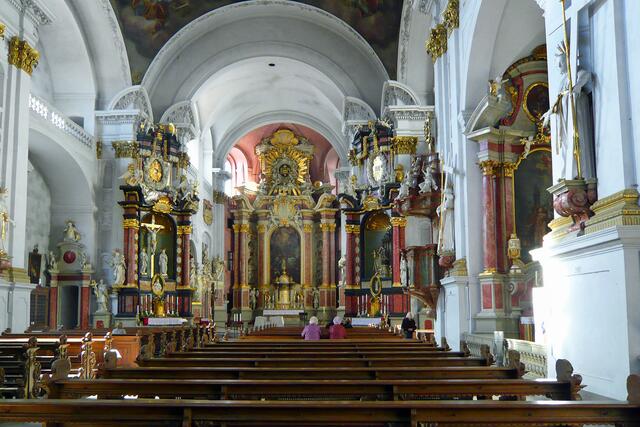 Die Barockausstattung von St. Martin: Hauptaltar mit dem Bild "Tod des hl. Martins" von 1712, Seitenaltäre "Kreuzaltar" (links) und "Muttergottesaltar" (rechts)