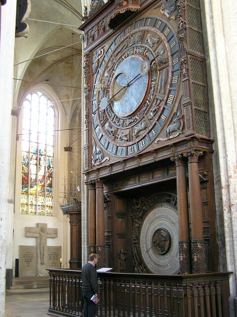 die einmalige astronomische Uhr mit noch funktionsfähigem mittelalterlichem Uhrwerk von 1379