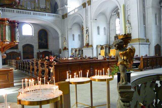 Zur Information liegt in St. Martin ein Faltblatt aus, das die Ausstattungsgegenstände (Altäre, Bilder. Statuen, Kuppelgemälde, Kanzel, Kapellen) erläutert.