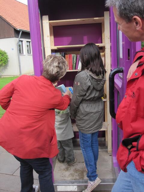 Sophia (die Kleine ganz vorne) findet offenbar alle Bücher interessant, aber ein Bilderbuch für sie war nicht dabei - das muss sich ändern!
