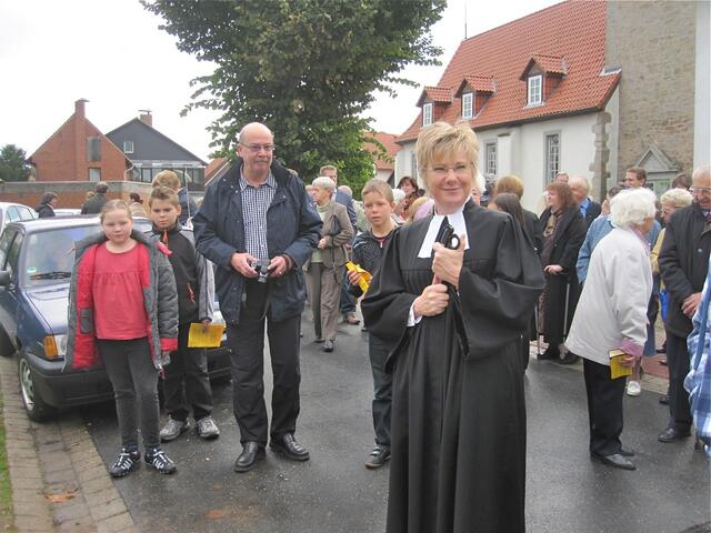 Ein Reporter der Leine-Nachrichten (Regionalteil der HAZ) und Pastorin Sabine Stuckenberg vor der Eröffnung der Bücherzelle