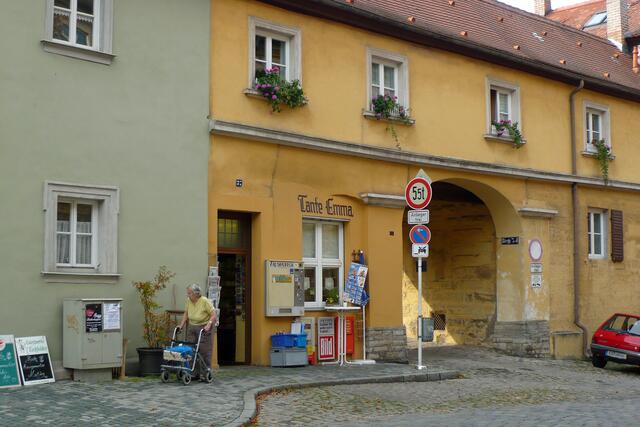 Vor der ehemaligen Benediktinerabtei befindet sich eine Haltestelle der Stadtbuslinie. Ein Kuriosen gegenüber dem Eingang zur früheren Klosteranlage - ein Tante-Emma-Laden.