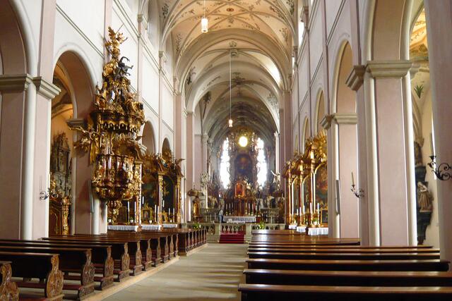 Im Inneren präsentiert sich St. Michael als kreuzförmige Pfeilerbasilika, die in verschiedenen Bauphasen geprägt wurde.