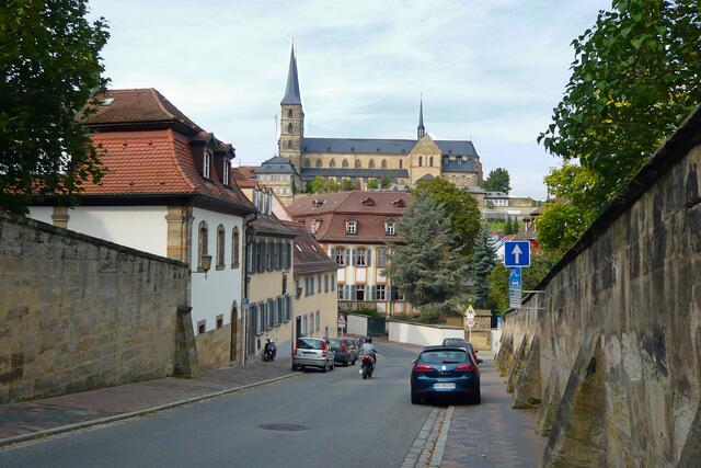 Von der Michelsberger Straße der Blick zur ehemaligen Benediktinierabtei und heutigen Pfarrkriche St. Michael