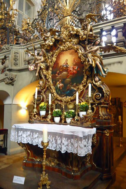 Als Grabstätte des Bistumspatrons Otto ragt St. Michael aus der Fülle der Bamberger Sakralbauten heraus. Foto: Der Otto-Altar, Altaraufbau aus der Mitte des 18. Jahrhunderts.