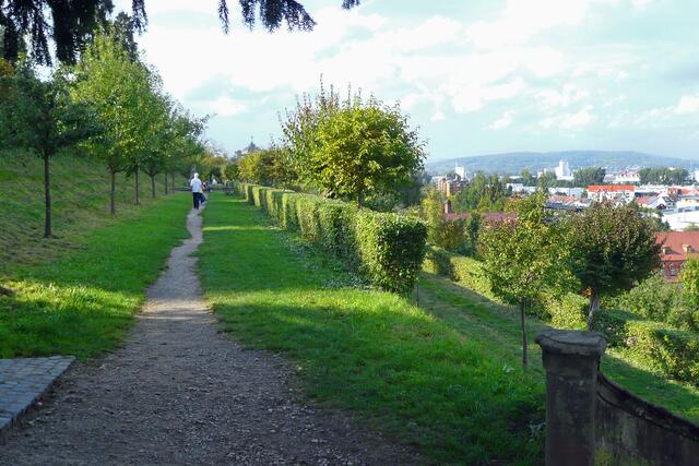 Vom Michaelsberg und dem ehemaligen Kloster St. Michael führt der Weg durch den Michaelsberger Garten, eine barocke Terrassenanlage, zurück zum Stadtzentrum.