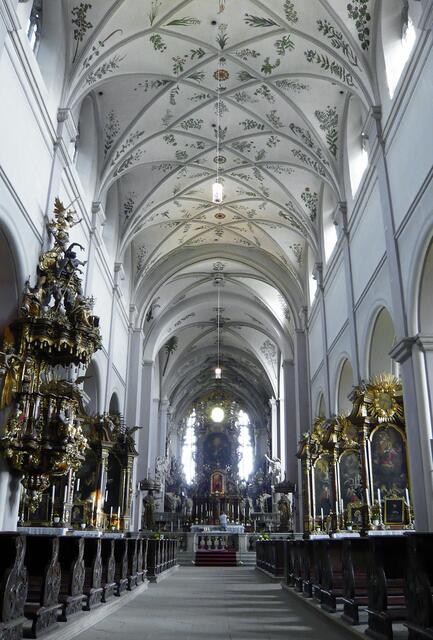 Mit der "Kräuterdecke" oder dem "Himmelsgarten" birgt St. Michael an der Gewölbedecke ein einmaliges Kunstwerk.