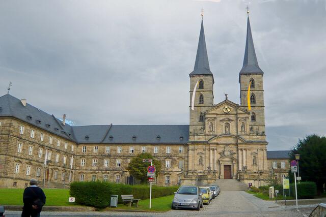 Die große Freitreppe mit der geschwungenen Balustrade führt zum Hauptportal der Kirche mit der hoch aufragenden Doppelturmfassade.