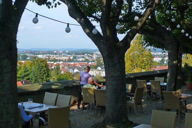 Auf dem Michaelsberg befindet sich neben der Brauerei ein Biergarten.