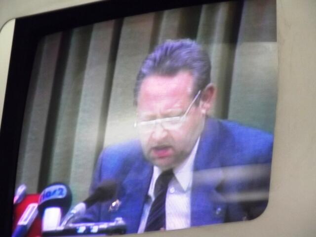 Am 9. November 1989 verlas Günter Schabowski die neue Reiseregelung der DDR. Auf Nachfragen verkündete er, diese Regelung trete sofort in Kraft.