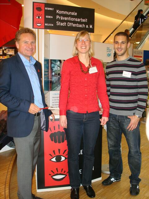 Facettenreiche Programme und Projekte zum Thema "Aufmerksam sein - Zivilcourage zeigen" organisierte Frank Weber (li.), stv. Leiter des Ordnungsamtes Offenbach am Main und Leiter der Abteilung "Kommunale Prävention". | Foto: Ordnungsamt der Stadt Offenbach am Main