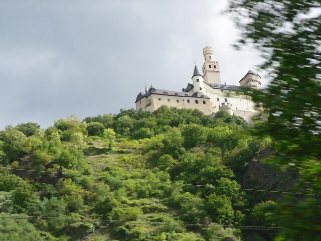 eine,der vielen Burgen entlang des Rheins