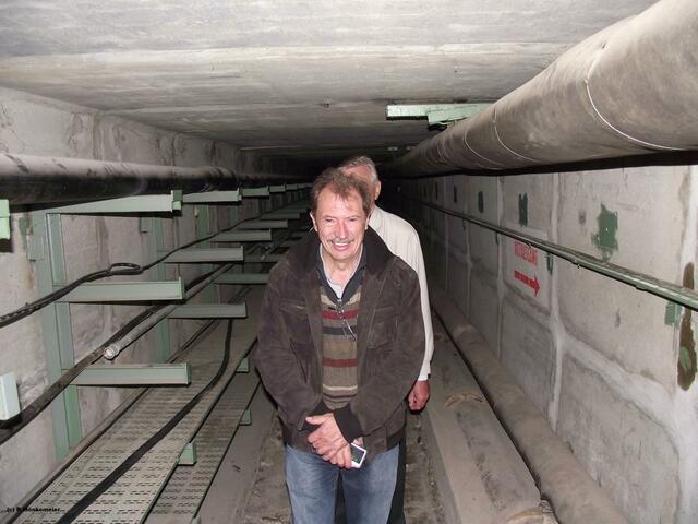 Im Tunnelsystem (leergeräumte Aktenregale an der Seite)