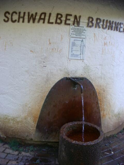 Schwalbenquelle, sie wurde als einzigen der gegenwärtigen Brunnen durch eine Bohrung erst 1972 erschlossen