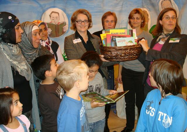 Für ihr Engagement bekommt die Lese- & Erzählkarawane von Kerstin Buchner, stellvertrender Geschäftsführerin von Thalia Offenbach, einen Korb mit einer schönen Kinderbuchspende überreicht. | Foto: Frank Weber
