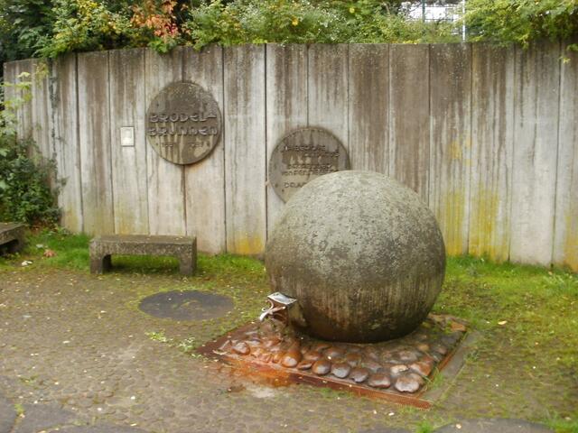 Brodelbrunnen , diese Quelle sprudelt nicht kontinurierlich.  Kein Wasser da