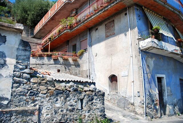 Wir bummeln die Straße rauf zum Castello ... > > >