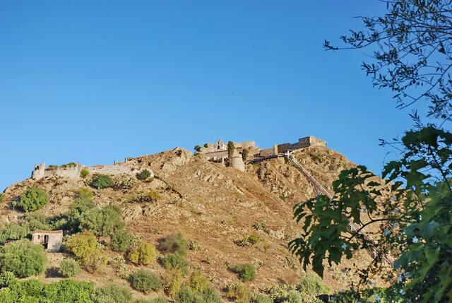 Dort wollen wir hinauf: zum Castello von Calatabiano, 250 m über dem Ort.