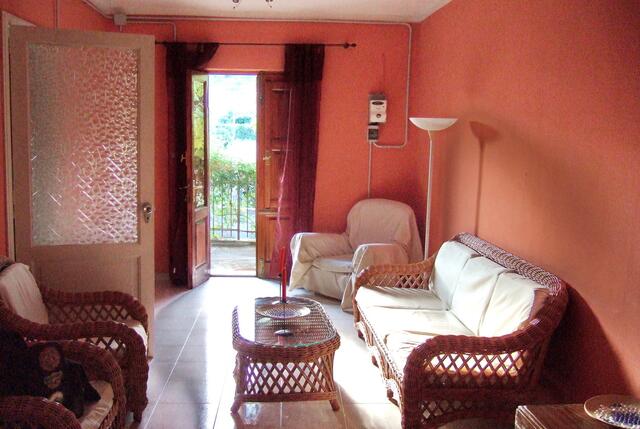 Schön sieht unser Wohnzimmer ja aus, aber bei dem Sommerwetter macht das Frühstück draußen auf der Terrasse sicher mehr Spaß ... > > >