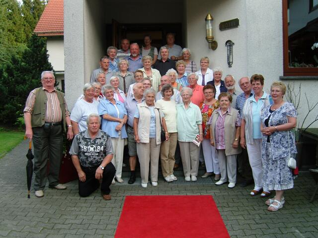 Reisegruppe vor dem Hotel in Kalbach-Sparhof