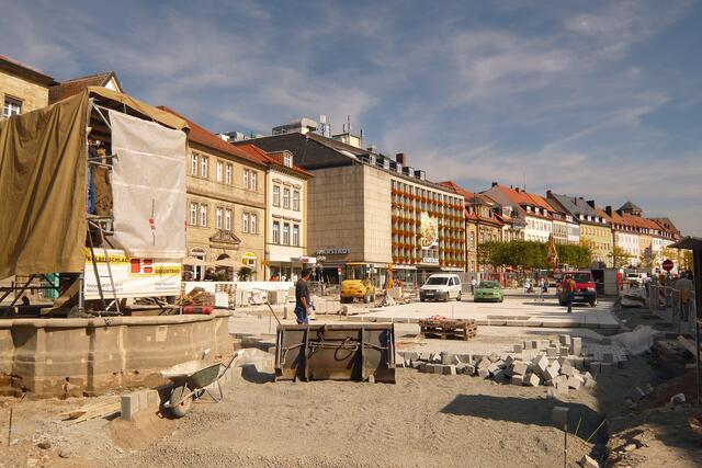 Verschwunden sind bereits die Busstationen, und wenn auch noch die Brunnen verhüllt sind, zeichnet sich bereits ein neues Bild der alten Marktstraße ab.