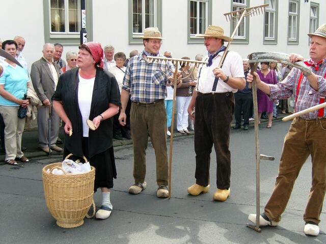 Die Kiepenfrau mit Begleitung