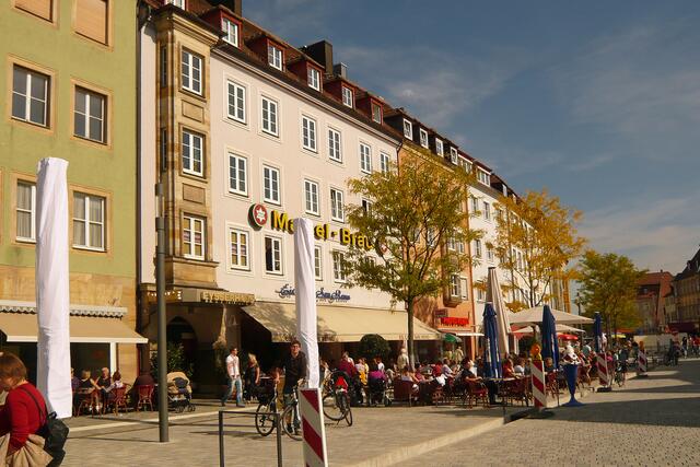 Der fertiggestellte Teil der Maximilianstraße mit dem kleinen Bachlauf