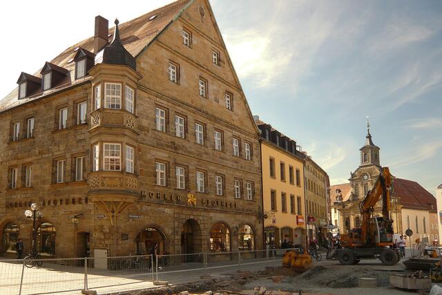 Zur mittelalterlichen Struktur der Stadt zählt die Mohrenapotheke mit ihrem Renaissance-Erker, im Hintergrund ist die Spitalkirche zu sehen.