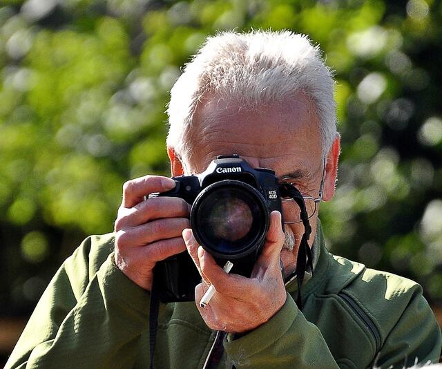 Reinhold hat auch mit Zigarette die Kamera immer schussbereit