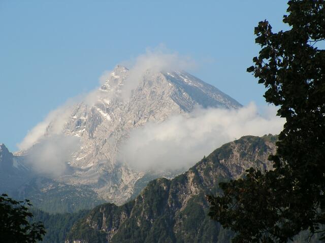 Mit weißem Schal zeigt sich der Watzmann