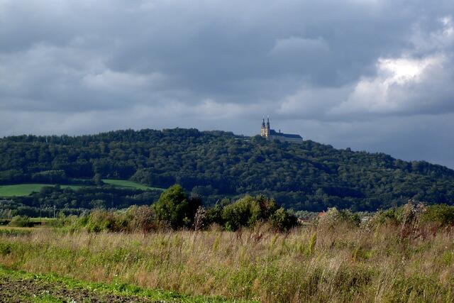 Von der rechten Mainseite grüßt das Kloster Banz, ein Kulturdenkmal von europäischem Rang, hinunter ins Tal.