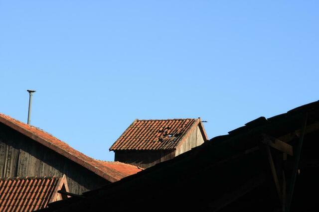 Blauer Himmel, rote Ziegel, Schatten