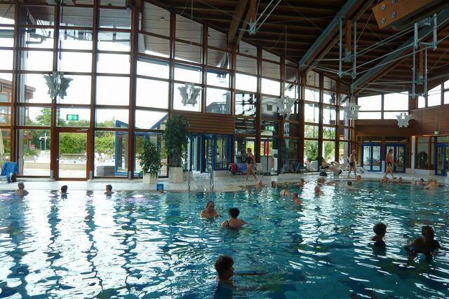 Neben dem dem "Vital"-Innenbecken, 34 Grad, 3 Prozent Sole (Foto), gehört auch ein riesiges "Aktiv"-Becken, 28 Grad, 1,5 Prozent Sole, zur Obermain-Therme.
