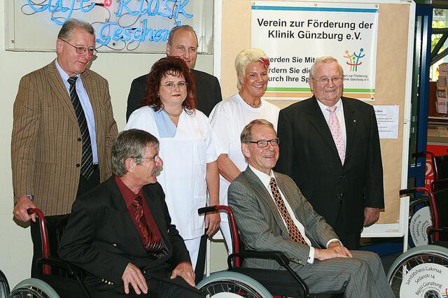 Peter Lang ( links)sowie die Ärzte Dr. Dieter Michl ( im linken Rollstuhl) Dr. Clemens v. Gottberg und der ehemalige Günzburger Landrat Dr. Georg Simnacher freuten sich mit dem Klinikchef und dem Personal über die Übergabe der Rollstühle