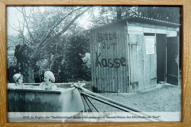"1976: Zu Beginn des Badebetriebes diente eine ausrangierte Nirosta-Wanne des Milchhofes als Pool."“