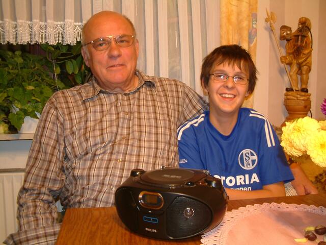 Erhard Seemann mit seinem Enkel Robin und dem gewonnen Radiorecorder