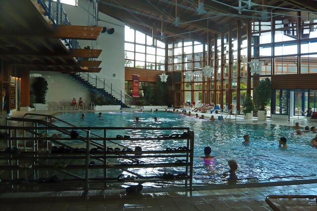 "Vital"-Innenbecken, 34 Grad, 3 Prozent Sole, Massage-Düsen, Sprudelbecken