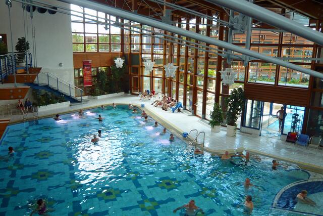 "Vital"-Innenbecken, 34 Grad, 3 Prozent Sole, mit Kohlensäure-Whirlpool, blutdrucksenkend und durchblutungsfördernd