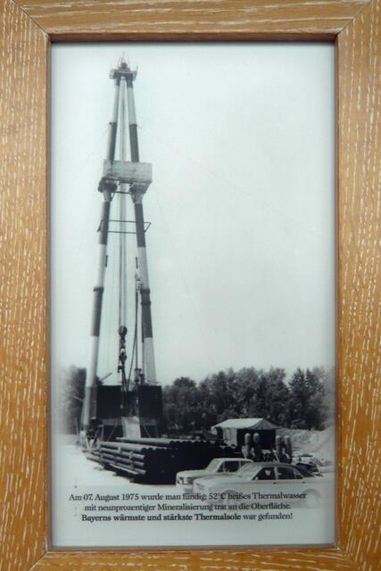 "Am 7. August 1975 wurde man fündig: 52 Grad heißes Thermalwasser mit neunprozentiger Mineralisierung trat an die Oberfläche. Bayerns wärmste und stärkste Thermalsole war gefunden!"
