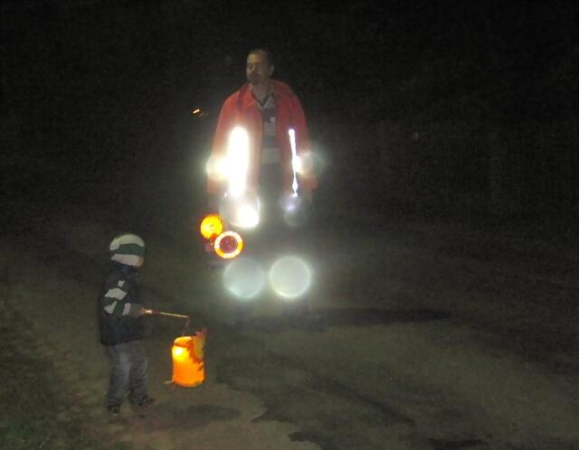 Ein ganz Kleiner wartet auch noch auf den hintersten Feuerwehrmann mit dem wichtigen Licht und der Verkehrskelle