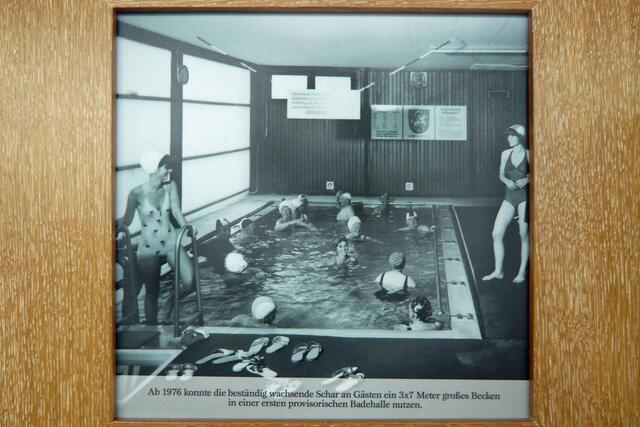 "Ab 1976 konnte die beständig wachsende Schar an Gästen ein 3 mal 5 Meter großes Becken in einer provisorischen Badehalle nutzen."