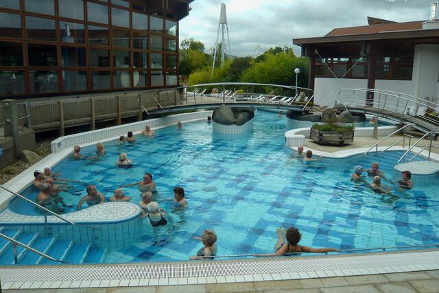"Erlebnis"-Becken, 34 Grad, 3 Prozent Sole, Sprudelbecken, Massagedüsen, Strömungskanal