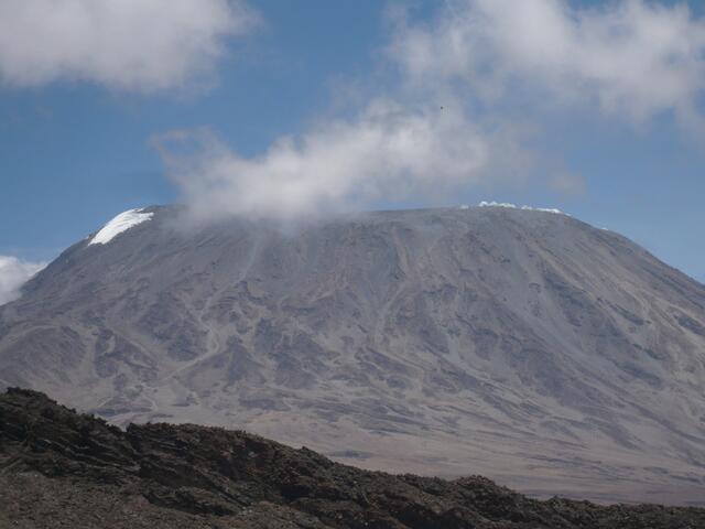 Der Kilimandscharo, deutlich näher! Der Aufstieg erfolgt im linken Drittel der Flanke