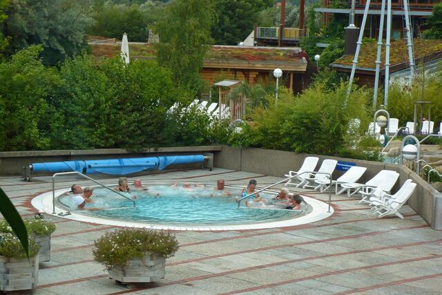 Sprudelbecken, 36 Grad, 3 Prozent Sole