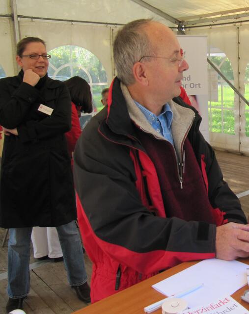 Apotheker Kirchniawy und Tochter beim Gespräch