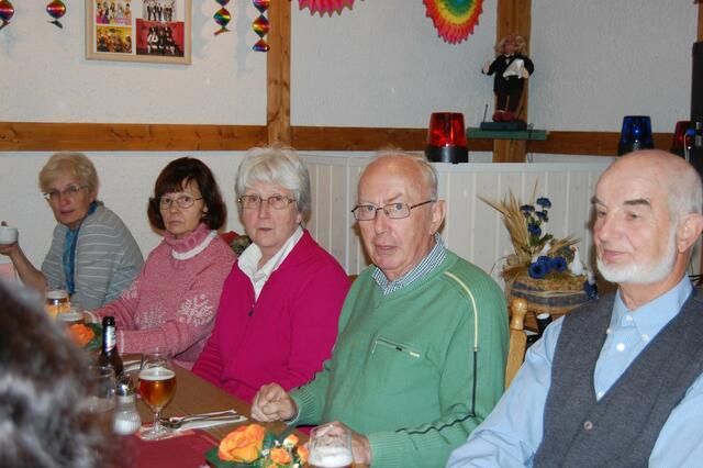 Ausflügler im "Gasthaus zur Post" des "singenden Wirtes" in Berklingen.