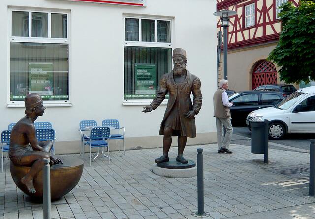 Zweiteilige Adam-Riese-Bronze des Bildhauers Andreas Krämmer, 2009