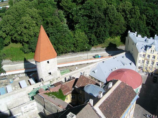 Blick vom Turm auf Stadtmauer und Wachturm