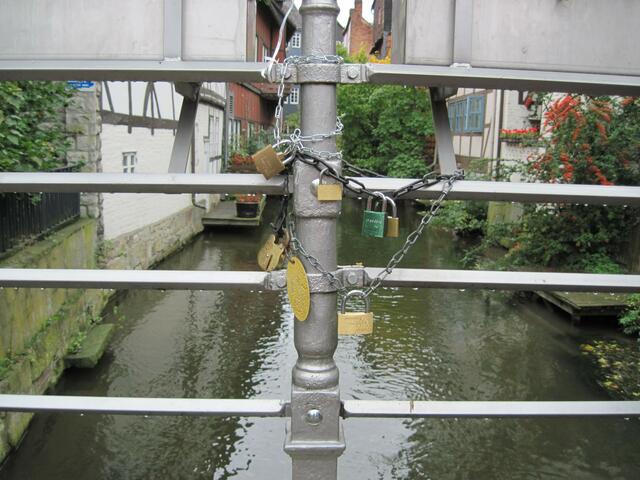 "Hochzeitsbrücke" im Wolfenbütteler Stadtteil "Klein Venedig". Neu getraute Paare bringen ein mit ihren Namen und Hochzeitsdatum graviertes Schloß zur Brücke und werden den Schlüssel in die Gracht, als Symbol dafür, dass die Ehe immer hält.